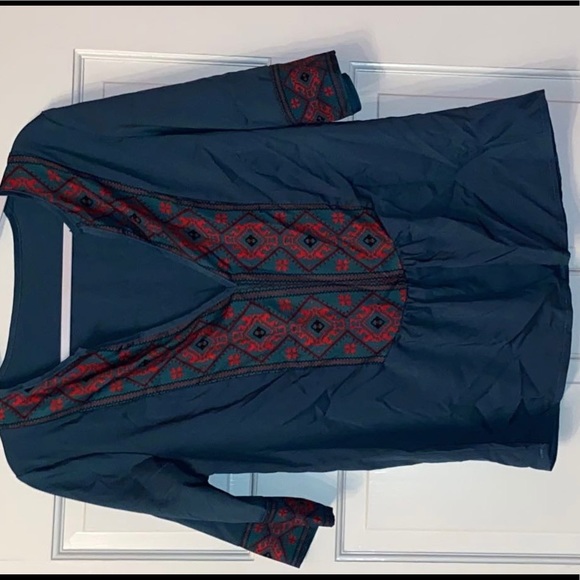 Two of the same shirts different colors size S - Picture 4 of 4